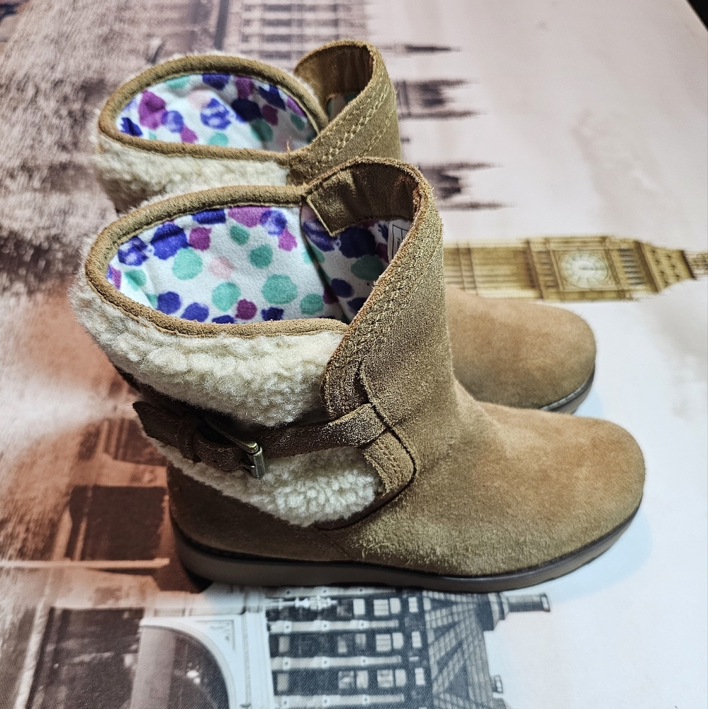 Ugg Boots With Sherling Girls size 4 no box